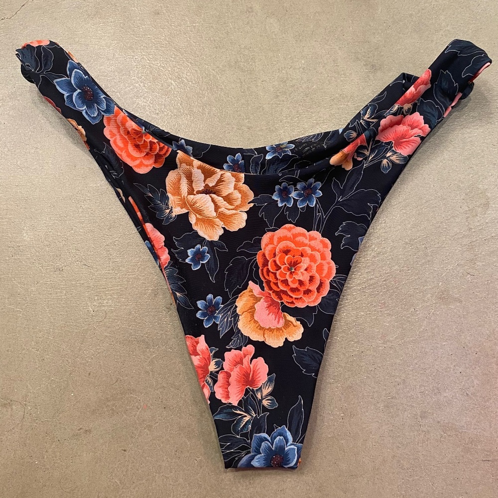 Skatie ‘Suzanne’ bottom in Tahiti